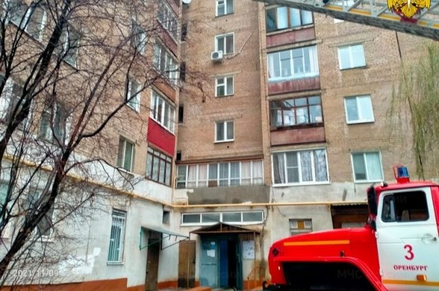 Загорелась электрощитовая: в Оренбурге на пожаре в многоквартирном доме спасли 17 человек.