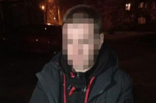 Пообещал трудоустроить: в Киеве мужчина ограбил и изнасиловал девушку