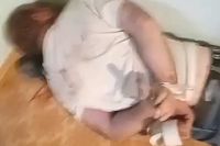 На видео, которое разошлось по Сети, мужчина лежит на полу с замотанными скотчем руками и ногами.