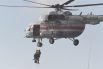 Вертолёт Ми-8 МЧС России со спасателями на борту во время эвакуации экипажа контейнеровоза Rise Shine