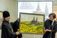 Регина Присяжникова подарила митрополиту Иоанну картину с изображением храма в Анге, на родине святителя Иннокентия.