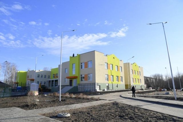 Губернатор Омской области оценил строительство детсада в Биофабрике