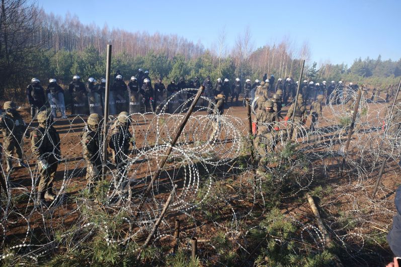 Сотрудники полиции и военнослужащие Польши на белорусско-польской границе