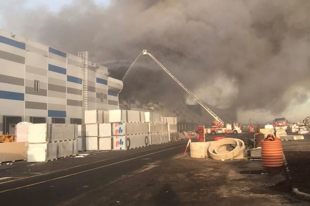 К тушению склада на юге Петербурга привлечено 75 пожарных