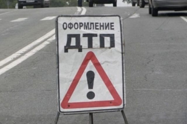 Иномарка врезалась в светофор в результате ДТП на перекрестке в Челябинске