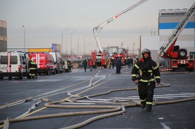Петербургские спасатели частично потушили пожар на складе на Ленсоветовской