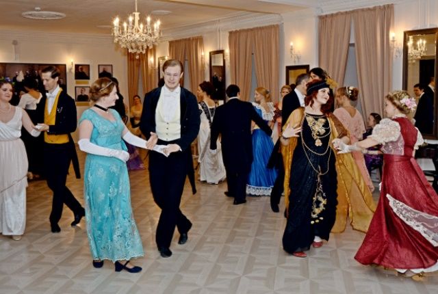 Исторические танцы стали одним из направлений фестиваля.