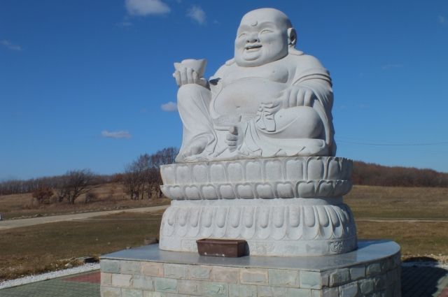 Статуя изображает готового броситься на помощь Будду.