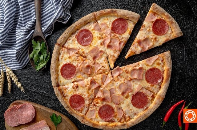 Мясная пицца – это удовольствие на хрустящем тесте с сочной ветчиной