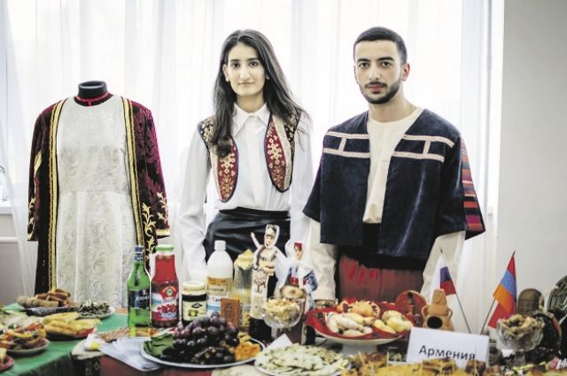 Активисты армянской общины продемонстрировали национальные блюда. 
