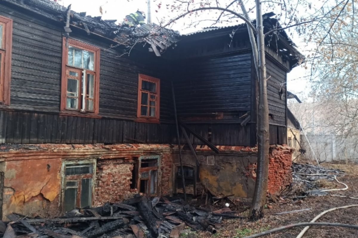 Рядом с Центральным рынком Тулы загорелся заброшенный дом | АиФ Тула