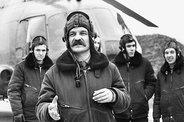 Герой Советского Союза, заслуженный военный лётчик Александр Райлян с вертолетчиками своей эскадрильи. 1988 г.