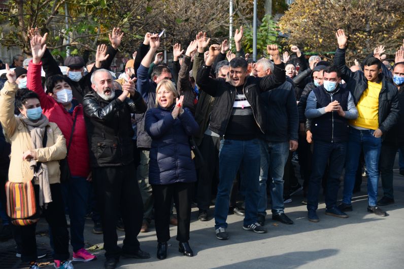 Участники акции сторонников Михаила Саакашвили у Министерства юстиции Грузии в Тбилиси (10 ноября)