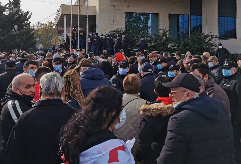Участники акции сторонников Михаила Саакашвили у Министерства здравоохранения Грузии в Тбилиси (10 ноября)