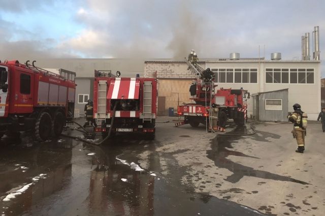 79 человек тушат пожар в складском помещении на ул. Металлистов в Пензе