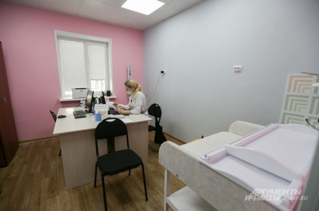 В Новосибирске поликлиника объяснила огромную очередь детей на медосмотр