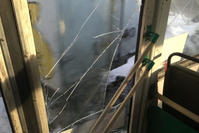 В Новосибирске у троллейбуса отвалился кусок стекла из окна