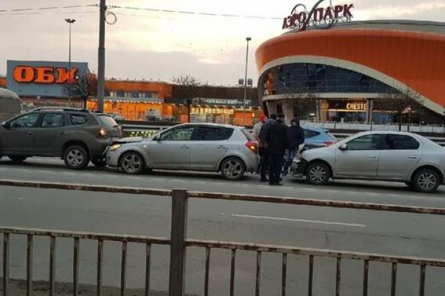 В Брянске столкнулись три легковушки около ТРЦ «Аэропарк»