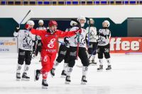 Во втором туре чемпионата России по хоккею с мячом красноярцы одолели кемеровцев.