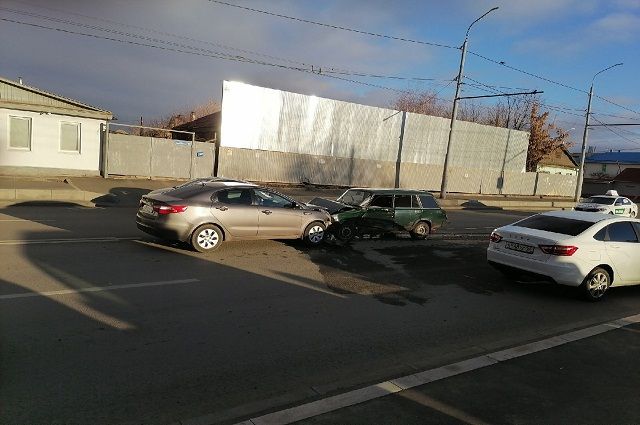 На улице Туркестанской столкнулись три автомобиля