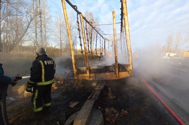Прицеп фуры загорелся на ходу на трассе М-1 в Смоленской области