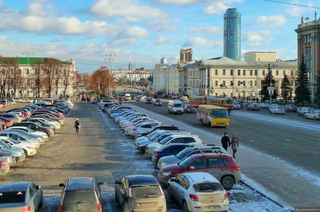 На выходных в столице Урала до января закроют парковку на площади 1905 года