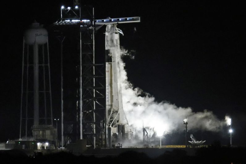 Американская компания SpaceX произвела запуск ракеты-носителя Falcon 9 с пилотируемым кораблем Crew Dragon 