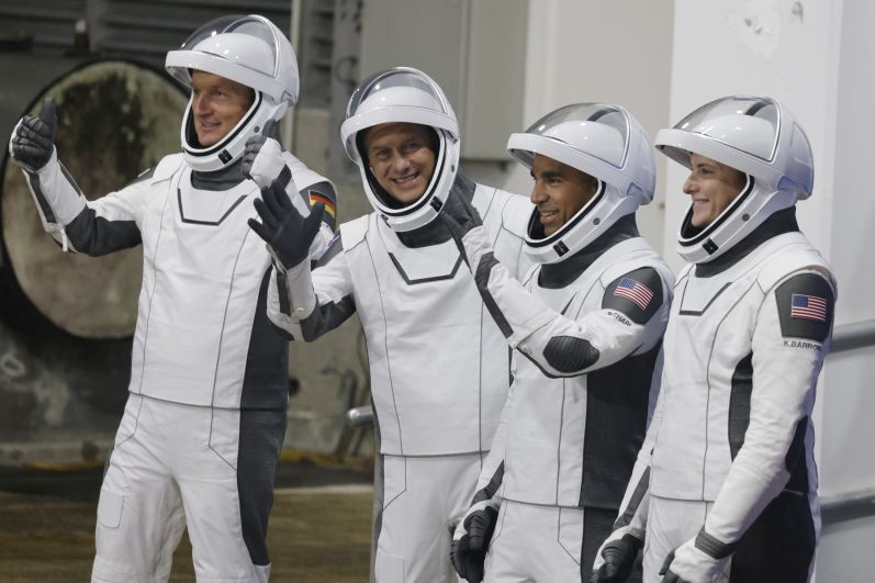 Астронавты NASA Радж Чари, Том Маршберн и Кайл Бэррон, а также космонавт Европейского космического агентства (ESA) Маттиас Маурер
