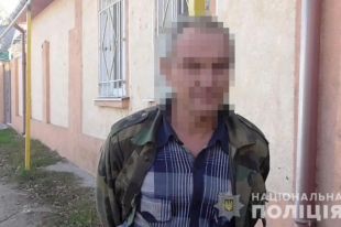 Заподозрил в воровстве: в Одесской области мужчина приковал цепью работника.