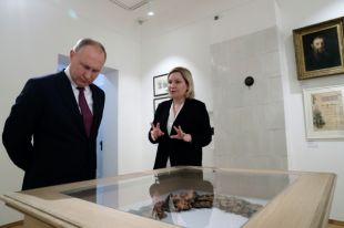 Путин посетил дом-музей Достоевского в день 200-летия писателя
