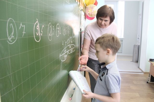 После отстранения непривитых учителей в Оренбургской области начались кадровые проблемы. 