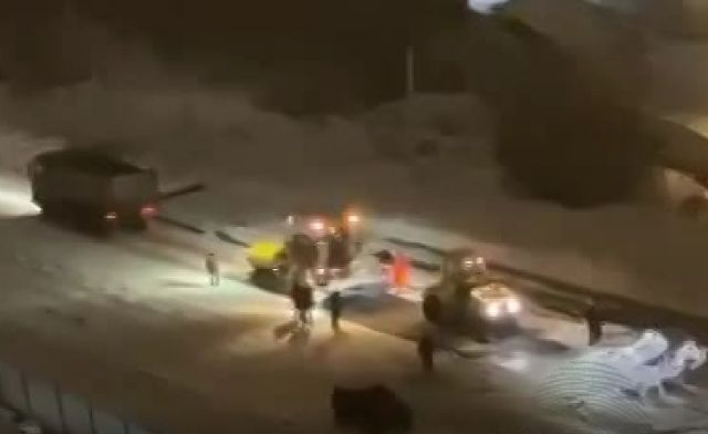 В Новосибирске на Мясниковой укладывают асфальт в снег после запрета мэра