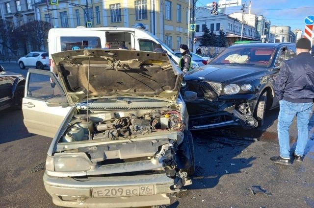 В Екатеринбурге при столкновении автомобилей пострадали 2 человека