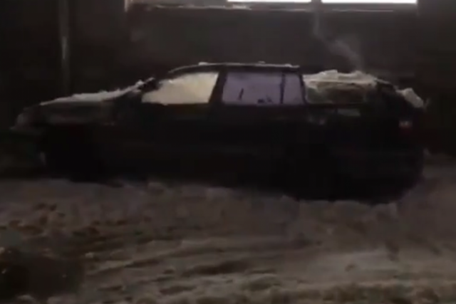 В Новосибирске глыба снега с крыши повредила припаркованный автомобиль
