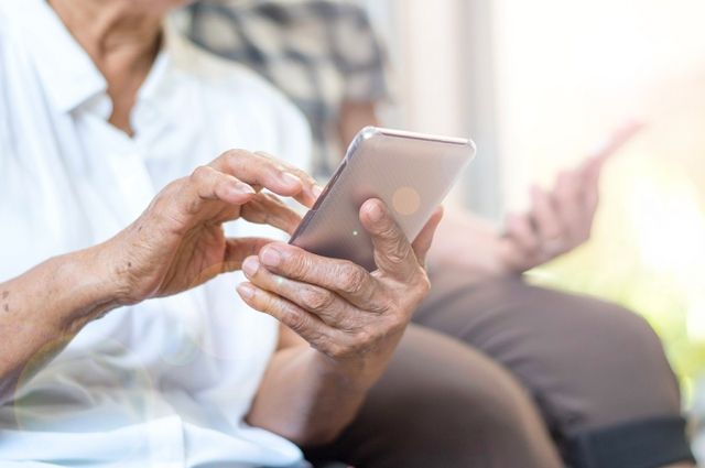 Пожилые люди стали чаще пользоваться приложениями и мессенджерами, загружать книги и смотреть видео.