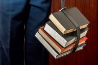 В Кувандыке забраковали устаревшие учебники, по которым учились школьники