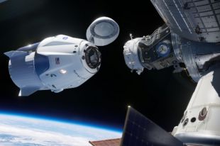 Космический корабль Crew Dragon состыковался с МКС.