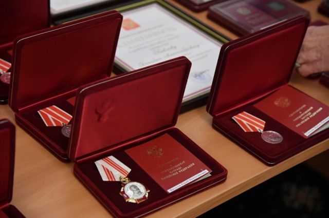 Жителей Омска наградили орденами и медалями за вклад в борьбу с COVID-19