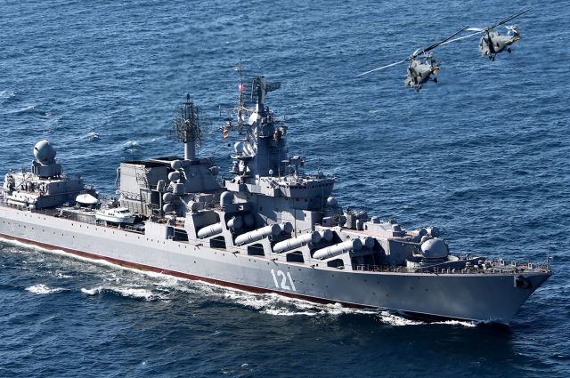 Ракетный крейсер «Москва», который контролирует американские корабли в Чёрном море.