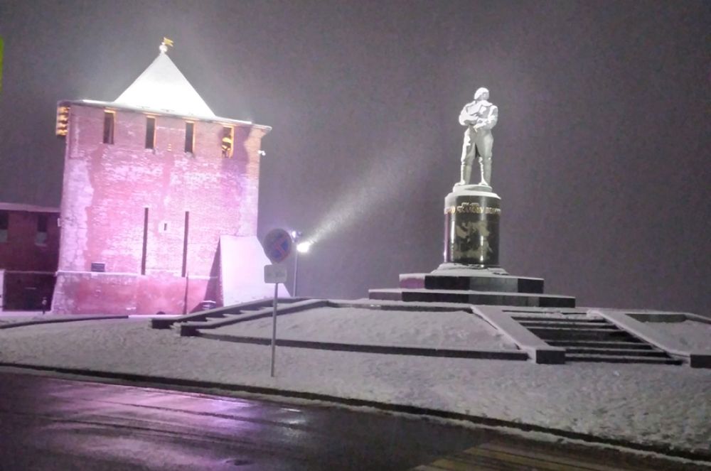 Памятники в центре города дружно оделись в белые шубы.