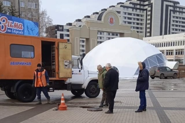 Около БКЗ в Красноярске из-за коммунальной аварии образовался фонтан
