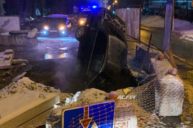 В Новосибирске автомобиль Toyota провалился в коммунальную яму