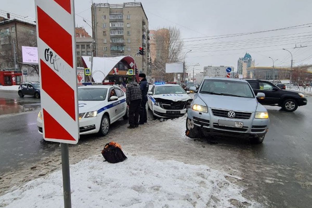 В Новосибирске полицейская Skoda Octavia столкнулась с Volkswagen Touareg |  АиФ Новосибирск