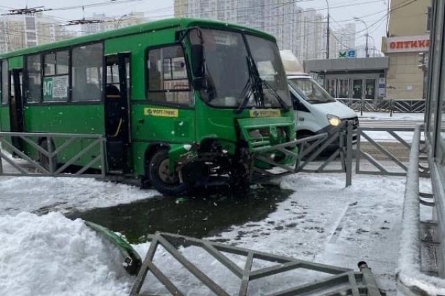 В Екатеринбурге автобус с 2 пассажирами протаранил ограждение