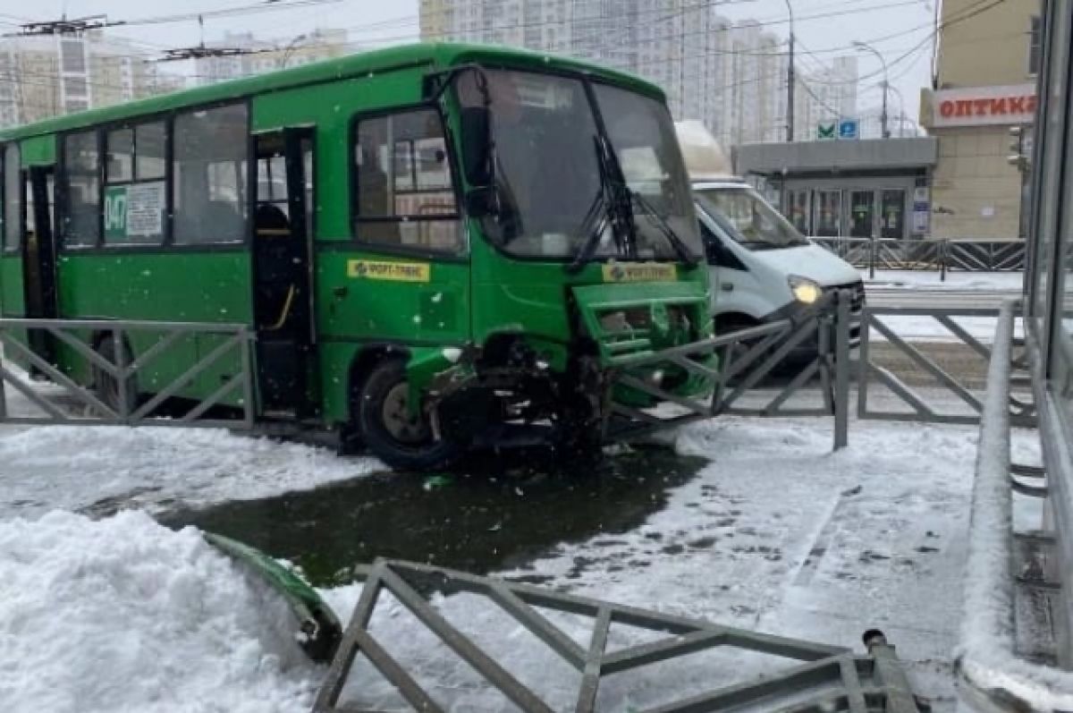 В Екатеринбурге автобус с 2 пассажирами протаранил ограждение | АиФ Урал