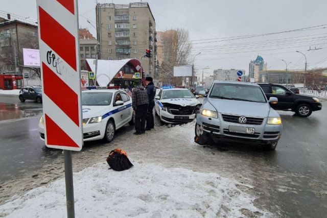 В Новосибирске полицейская Skoda Octavia столкнулась с Volkswagen Touareg
