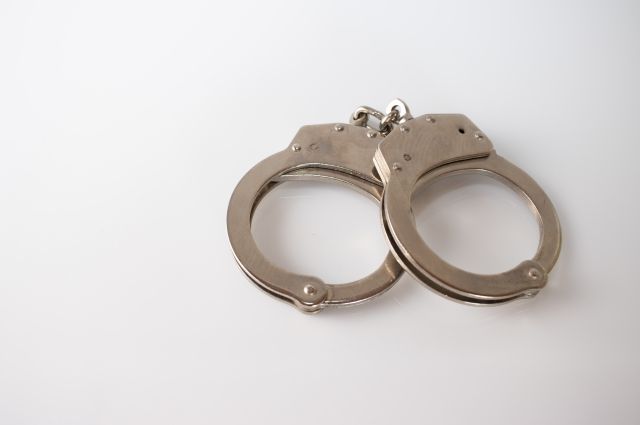 В Гатчинском районе мужчина изнасиловал дочь своей сожительницы