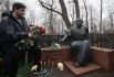Сын Армена Джигарханяна Степан возлагает цветы к памятнику актёру Армену Джигарханяну, открытому на Ваганьковском кладбище
