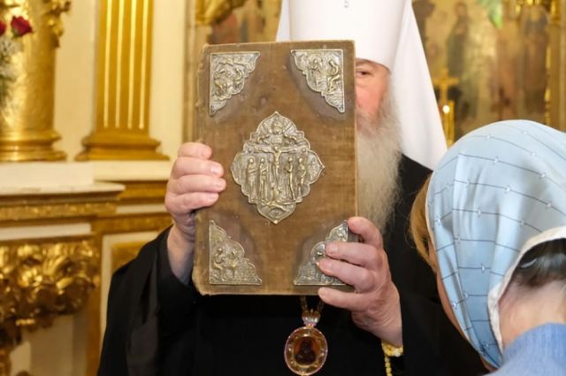 В Успенский собор Владимира вернули конфискованное большевиками Евангелие