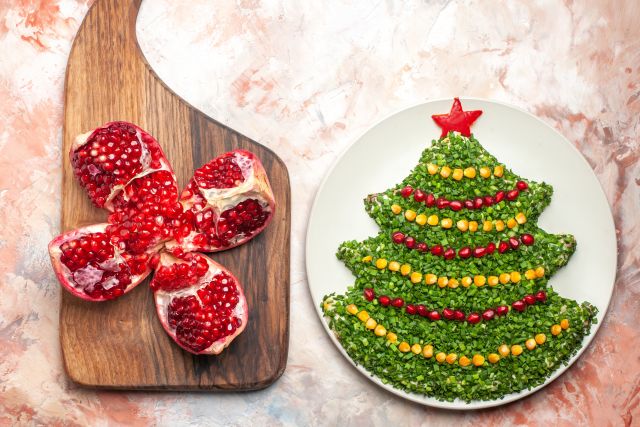 Салат в виде елочки станет настоящим украшением вашего новогоднего стола.